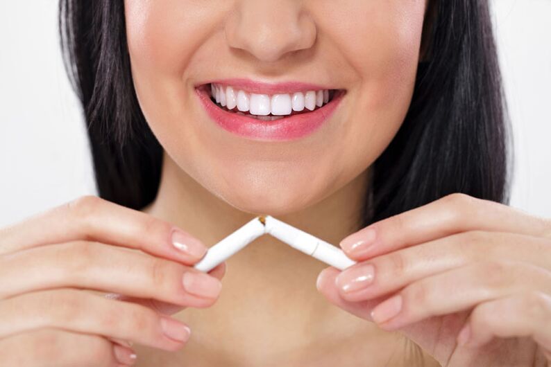 Dievča zlomilo cigaretu